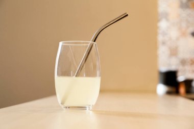 Ekolojik paslanmaz çelik pipetle masada limon suyu. Kopyalama alanı olan. Ekoloji konsepti. Konsepti yeniden kullan