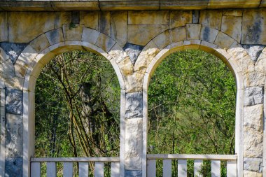 İlkbaharda açık mavi gökyüzüne karşı beyaz-pembe çiçekli elma dalı