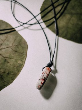 Doğal iğne şekli pembe Jasper iyileştirme kristali ayarlanabilir siyah kordon küçük taş kolye, enerji mücevheri beyaz arka planda minimalist kolye Jasper yapraklarla kaplanmış el yapımı mücevherler. 