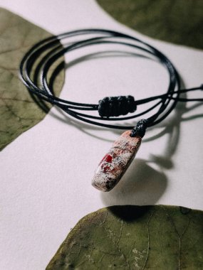 Doğal iğne şekli pembe Jasper iyileştirme kristali ayarlanabilir siyah kordon küçük taş kolye, enerji mücevheri beyaz arka planda minimalist kolye Jasper yapraklarla kaplanmış el yapımı mücevherler. 