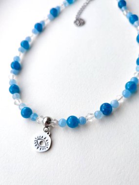 Mavi taş akuamarin apati boncuklu, göz alıcısı düz bir şekilde yatıyordu. Yarı değerli taş mücevherler, aksesuarlar, moda koleksiyonu, el sanatları, mücevherler, mücevher, mücevherler, bijouterie 