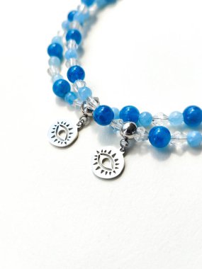 Bir çift mavi taş apatit boncuklu göz albenisi düz bir şekilde yatıyordu. Yarı değerli taş mücevherler, aksesuarlar, kolyeler, el sanatları, mücevherler, mücevherler, mücevherler, bijouterie 