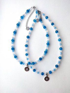 Bir çift mavi taştan apatit boncuklu göz alıcısı düz bir üst görünüm yatıyordu. Doğal değerli taş mücevherler, aksesuarlar, moda koleksiyonu, el işleri, mücevherler.