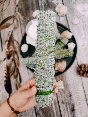 Artemisia absinthium kurutulmuş bitki karışımı. Bitkisel ilaçlar, artemisia demeti, sunakta kurumuş çalı, saklanmış bitkiler, halk ilaçları, negatif enerji temizliği, iyileştirme ritüeli.