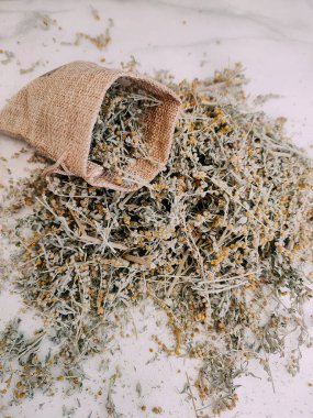 Şifalı otlar, kurutulmuş otlar, bitkisel ilaçlar, artemisia demeti, el işi paketleme, kurutulmuş çalı, absent, korunmuş bitkiler, geleneksel ilaç, sağlıklı yaşam, yeşil büyücülük, kokulu bitkiler,