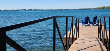 sandalyeler kenar şehir görüntüsü