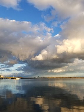 liman bulutları gökyüzü yansıtıcı su
