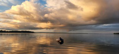 Fırtınalı gün batımı teknesi