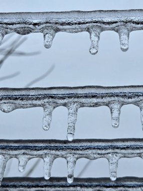 Buz saçakları soğuk bir günde 