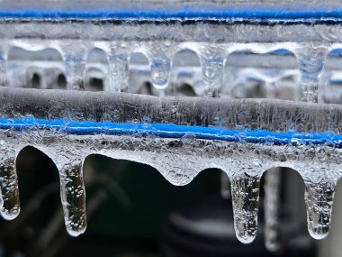  Buz kaplı tel, buz saçakları.  