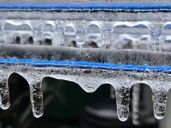  Buz kaplı tel, buz saçakları.  