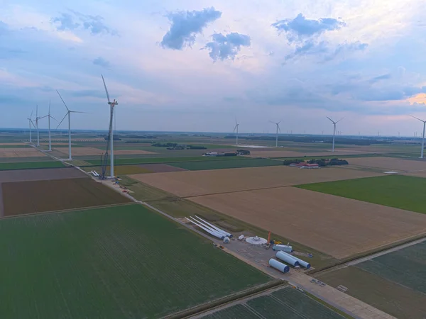 Raupenkran Baut Eine Neue Windkraftanlage Vordergrund Montagefertige Teile Für Ein — Stockfoto