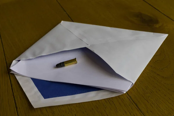 Ein Umschlag Mit Einem Einschussbrief Konzept Für Erpressung Und Bedrohung — Stockfoto