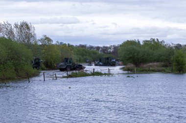 Olst Hollanda, 9 Nisan 2024: Quadriga / Steadfast Defender tatbikatı sırasında IJssel Nehri 'ni geçmeye hazır bir Hollanda askeri aracı