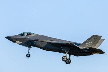 Leeuwarden, Hollanda 2 Nisan 2025: NATO tatbikatı sırasında USAF F F F-35 Lightning II JSF inişi