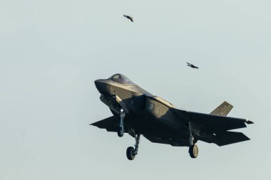 Leeuwarden, Hollanda 2 Nisan 2025: Hollanda Kraliyet Hava Kuvvetleri F-35 Lightning II NATO tatbikatı sırasında JSF iniş yaptı. Kuşlar uçuyor.