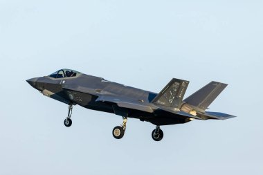 Leeuwarden, Hollanda 2 Nisan 2025: Hollanda Kraliyet Hava Kuvvetleri 322. F-35 Lightning II JSF filosu NATO tatbikatı sırasında Ramstain Flag 'a iniş yaptı.