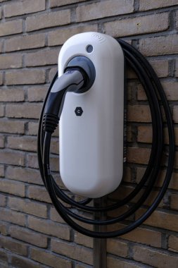 Elektrikli bir aracı şarj etmek için bir ev şarj istasyonu. EV altyapısı sürdürülebilir kavramı.