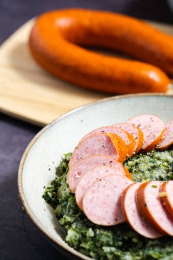 Geleneksel Hollandalı 'Boerenkool en kötü pul ile karşılaştı'. Patates püresi, lahana ve füme sosis. Yakın plan..