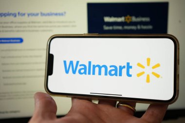 Roosendaal, Hollanda - 3 Şubat 2025: Önde gelen bir perakende şirketi olan Walmart 'ın logosunu gösteren bir cep telefonu ekranı. Arkaplanda web sitesi.