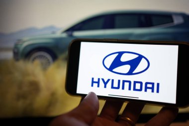 Roosendaal, Hollanda - 3 Şubat 2025: Araç üreten Hyundai şirketinin logosunu gösteren bir telefon ekranı. Arkaplanda Ioniq 9 EV olan bir web sitesi.