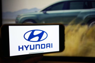 Roosendaal, Hollanda - 3 Şubat 2025: Araç üreten Hyundai şirketinin logosunu gösteren bir telefon ekranı. Arkaplanda Ioniq 9 EV olan bir web sitesi.