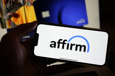 Roosendaal, Hollanda - 2 Şubat 2025: Arkaplanda şirketin web sitesi bulunan ve zaman aşımına uğramış bir fintech organizasyonu olan Teyit logosunu gösteren bir cep telefonu ekranı.