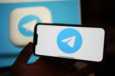 Roosendaal, Hollanda - 2 Şubat 2025: Telegram logosunu gösteren bir cep telefonu ekranı, küresel çapraz platform mesajlaşma uygulaması.