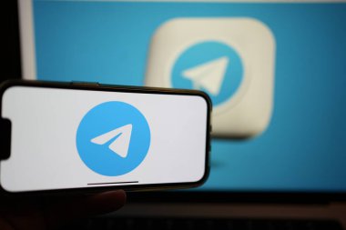 Roosendaal, Hollanda - 2 Şubat 2025: Telegram logosunu gösteren bir cep telefonu ekranı, küresel çapraz platform mesajlaşma uygulaması.