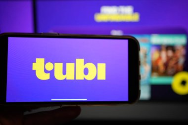 Roosendaal, Hollanda - 2 Şubat 2025: Bir içerik yayın platformu olan Tubi 'nin logosunu gösteren cep telefonu ekranı