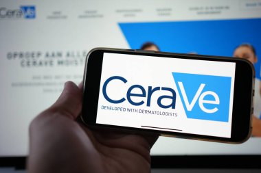 Roosendaal, Hollanda - 2 Şubat 2025: Cilt bakımı yapan Cerave 'nin logosunu gösteren bir cep telefonu taşıyan kişi.