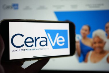 Roosendaal, Hollanda - 2 Şubat 2025: Cilt bakımı yapan Cerave 'nin logosunu gösteren bir cep telefonu taşıyan kişi.