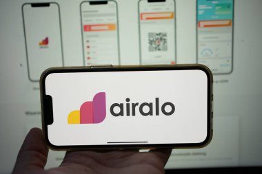Roosendaal, Hollanda - 2 Şubat 2025: Uluslararası seyahat için dijital bir eSIM sağlayıcısı olan airalo logosunu gösteren bir cep telefonu taşıyan kişi.