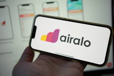 Roosendaal, Hollanda - 2 Şubat 2025: Uluslararası seyahat için dijital bir eSIM sağlayıcısı olan airalo logosunu gösteren bir cep telefonu taşıyan kişi.