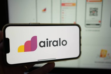 Roosendaal, Hollanda - 2 Şubat 2025: Uluslararası seyahat için dijital bir eSIM sağlayıcısı olan airalo logosunu gösteren bir cep telefonu taşıyan kişi.