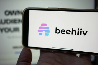 Roosendaal, Hollanda - 2 Şubat 2025: Elinde Beehiiv 'in logosunu gösteren cep telefonu bulunan kişi, yaratıcı araçları olan bir gazete platformu.