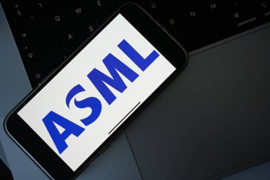 Roosendaal, Hollanda - 2 Şubat 2025: Hollanda 'dan yarı iletken şirket ASML Holding NV' nin logosuna sahip cep telefonu sahibi kişi.