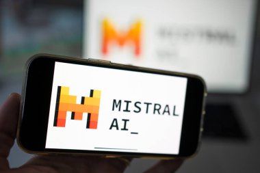Roosendaal, Hollanda - 2 Şubat 2025: Mistral AI bir telefon ekranında gösterildi. Avrupa teknolojisi, DeepSeek, ChatGPT ve Gemini 'deki modellerle rekabet etmeye çalışıyor..