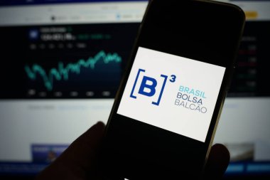 Roosendaal, Hollanda - 13 Şubat 2025: B3 (Brasil Bolsa Balco) logosunu gösteren bir cep telefonu..