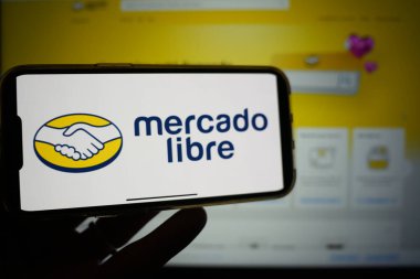 Roosendaal, Hollanda - 13 Şubat 2025: Mercado Libre logosunu gösteren bir cep telefonu; şirketin web sitesi arka planda.