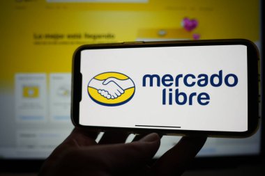 Roosendaal, Hollanda - 13 Şubat 2025: Mercado Libre logosunu gösteren bir cep telefonu; şirketin web sitesi arka planda.