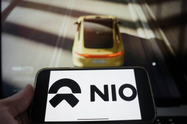 Roosendaal, Hollanda - 15 Şubat 2025: NIO logosunu gösteren bir cep telefonu, arka planda şirketin web sitesi.
