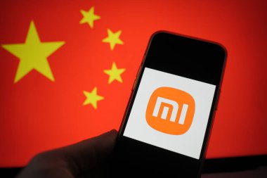Roosendaal, Hollanda - 15 Şubat 2025: Arka planda Çin bayrağı bulunan Xiaomi logosunu gösteren bir cep telefonu.
