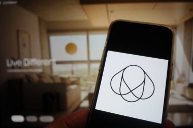 Roosendaal, Hollanda - 15 Şubat 2025: Bumblebee Spaces 'in logosunu gösteren bir cep telefonu,.