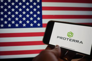 Roosendaal, Hollanda - 15 Şubat 2025: Proterra logosunu gösteren bir cep telefonu, arka planda ABD bayrağı