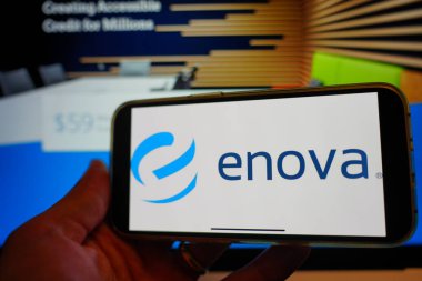 Roosendaal, Hollanda - 16 Şubat 2025: Enova Innovations 'ın logosunu gösteren bir cep telefonu