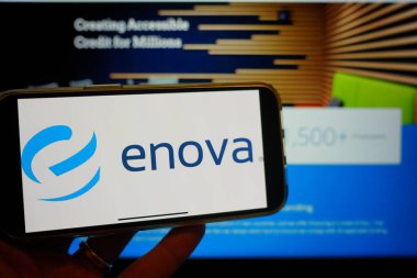 Roosendaal, Hollanda - 16 Şubat 2025: Enova Innovations 'ın logosunu gösteren bir cep telefonu