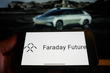 Roosendaal, Hollanda - 16 Şubat 2025: Faraday Future logosunu gösteren bir cep telefonu, arka planda şirketin web sitesi.