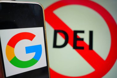Roosendaal, Hollanda - 19 Şubat 2025: Google logosunu gösteren bir telefon ekranı, arka planda DEI sözlerinin yer aldığı yasak bir işaretin bir gösterimi. Şirket DEI politikalarını geri çekiyor..