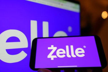 Roosendaal, Hollanda - 20 Şubat 2025: Zelle 'in logosunu gösteren bir cep telefonu, arka planda şirketin web sitesi.